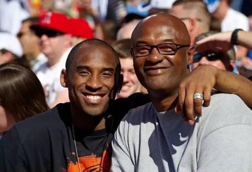 俄极限运动员挑战在1800米高空踢球，进球后做出C罗庆祝动作（俄罗斯极限运动员海拔1800米高空踢球，破门后上演C罗式庆祝）