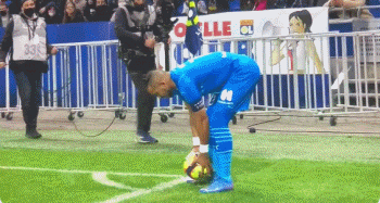 最快百球先生！哈兰德领取英超100球纪念球（英超百球最快！哈兰德获颁100球纪念球）