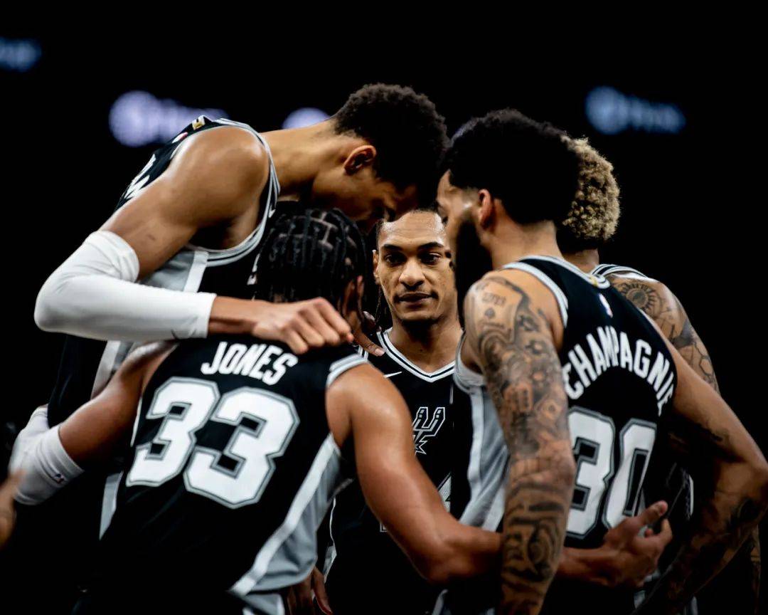 韩国女星穿曼联曼城球衣聚餐。左边是韩国国门金承奎...（韩国女星穿曼联与曼城球衣同桌聚餐，左侧为韩国国门金承奎）