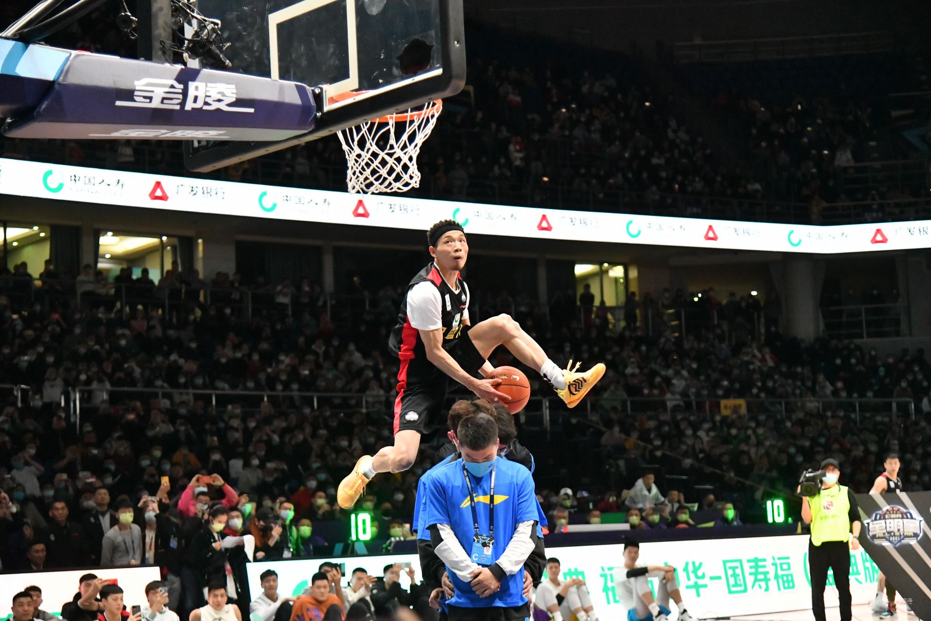 记者：450万+奖金已不足以续约伊尔迪兹；尤文对球员估价上亿（记者：450万年薪+奖金难留伊尔迪兹，尤文对其估值已过亿）