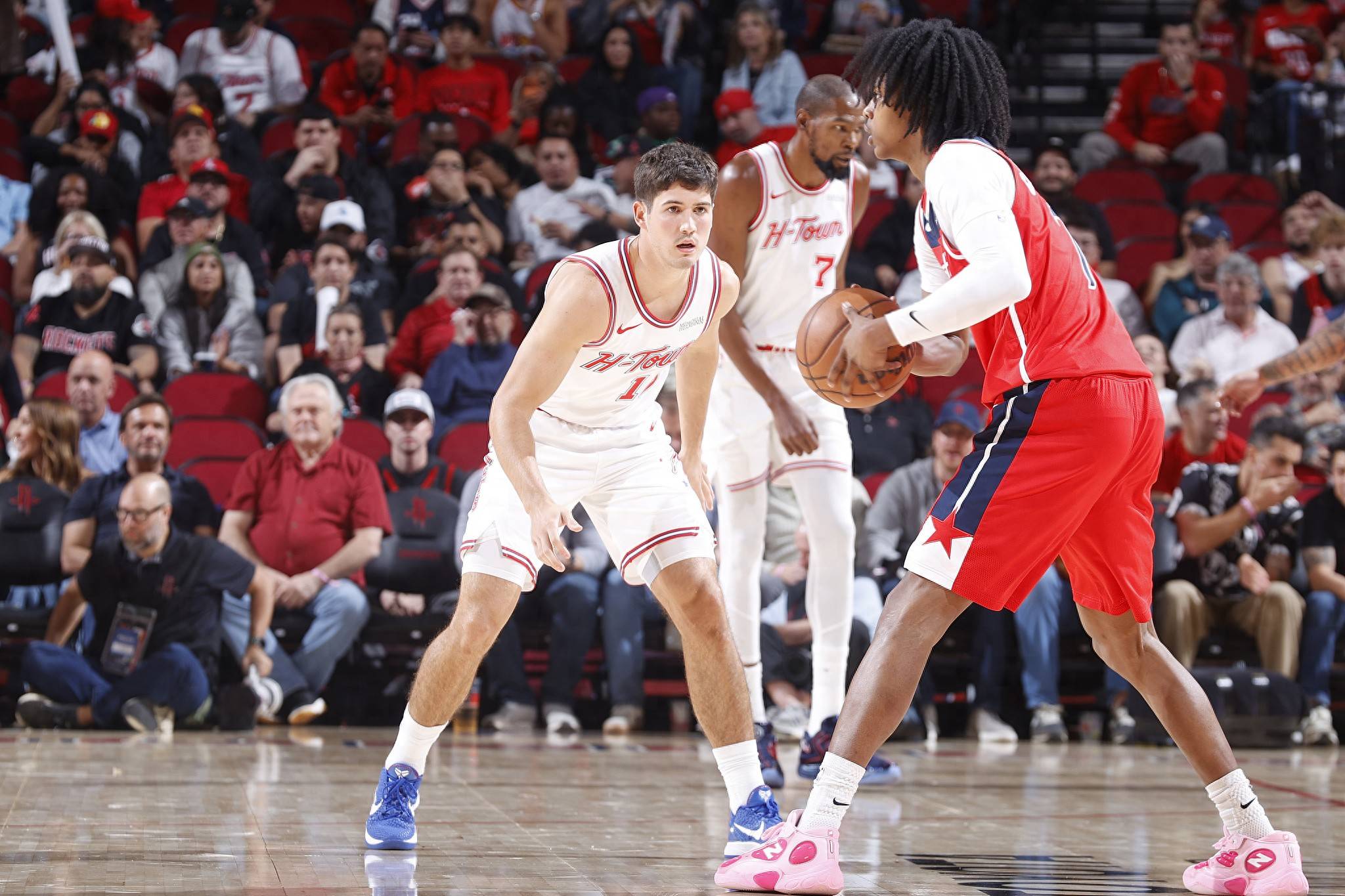 拉美媒体：拜仁、曼联、马竞追逐厄瓜多尔17岁中场卡斯蒂略（拉美媒体报道：拜仁、曼联与马竞竞相争夺厄瓜多尔17岁中场卡斯蒂略）