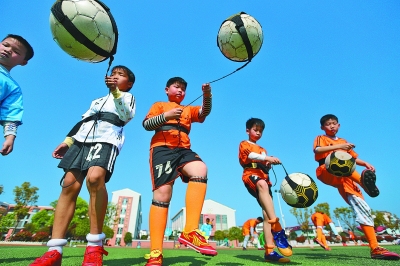 苏超风云 李成贤当着我的面嬉皮笑打闹，我真想真想给他出张牌！你们同意吗？（苏超风云：目睹李成贤嬉闹，我差点亮牌，你赞成吗？）