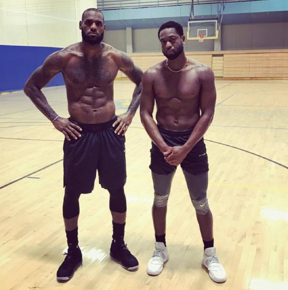 尤文航班延误，挪威当地球迷抓紧机会在机场与他们合影留念（尤文航班晚点，挪威球迷趁机在机场合影）