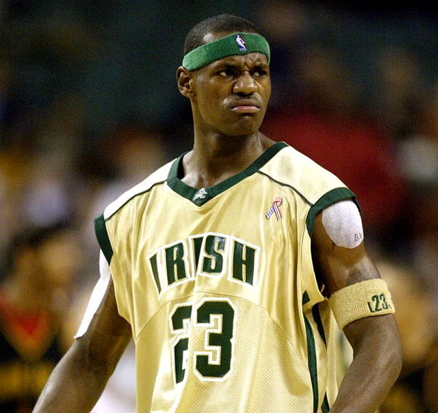 76场比赛10个帽子戏法，凯恩帽子戏法数来到德甲历史第五（凯恩76战收获10次帽子戏法，升至德甲历史帽子戏法榜第5）