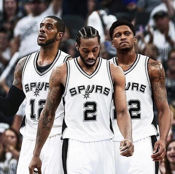 爱德华兹关键时刻展现神射，三分球助球队反超（爱德华兹关键三分命中，率队完成反超）