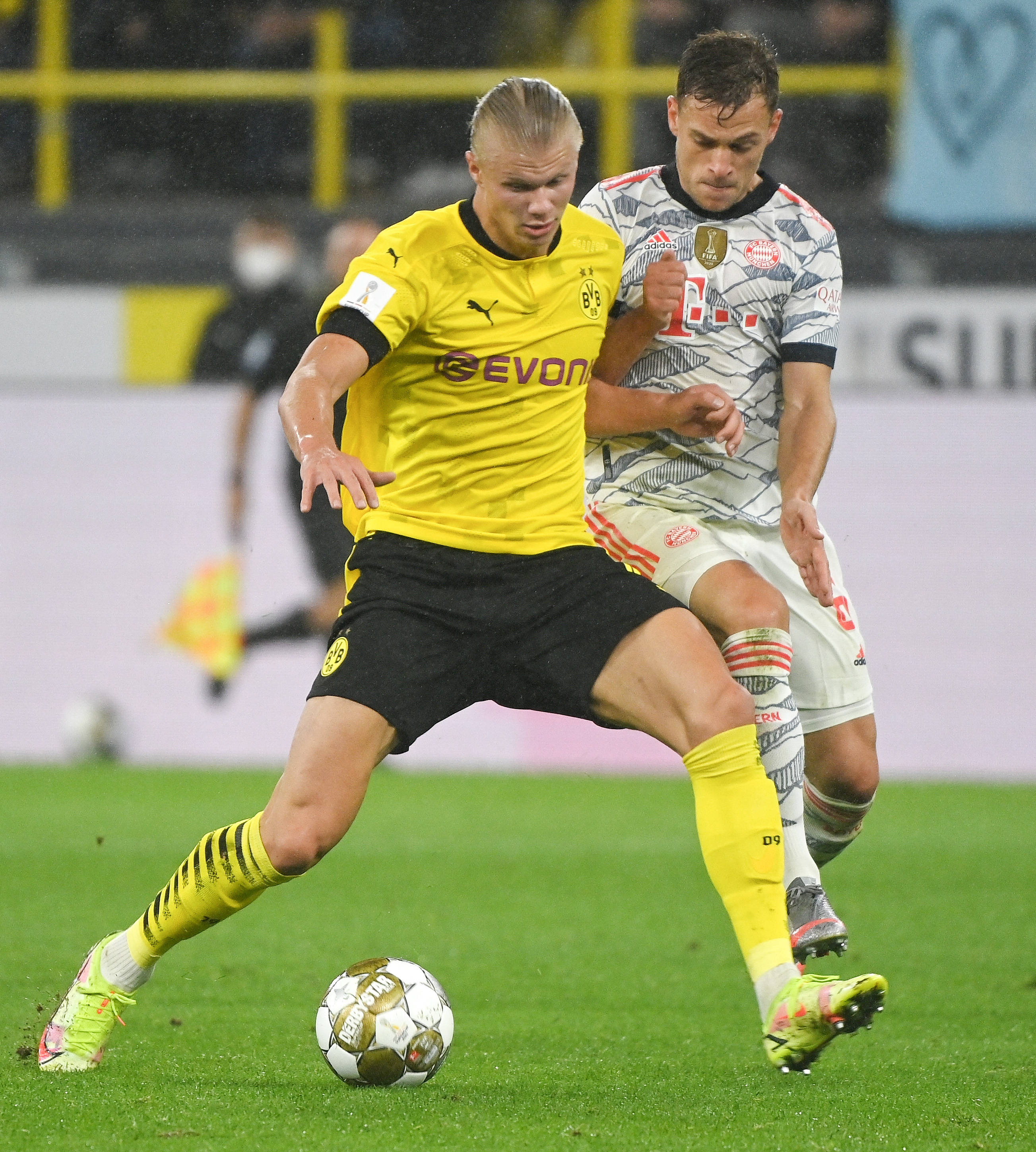 情绪对抗激烈的比赛背后的裁判智慧（赛场情绪风暴中的裁判智慧）