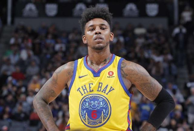 勇士力克独行侠众生相：库里克莱深情拥抱 弗拉格耐心给球迷签名（勇士击败独行侠赛场众生像：库里、克莱深情相拥，弗拉格耐心为球迷签名）