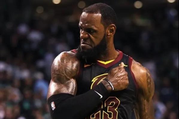 两人传接球，第三人要动 国际米兰这场比赛中有大量的“第三人动” 战术视角（战术视角：国际米兰此役大量运用两人传递引出的第三人跑动）