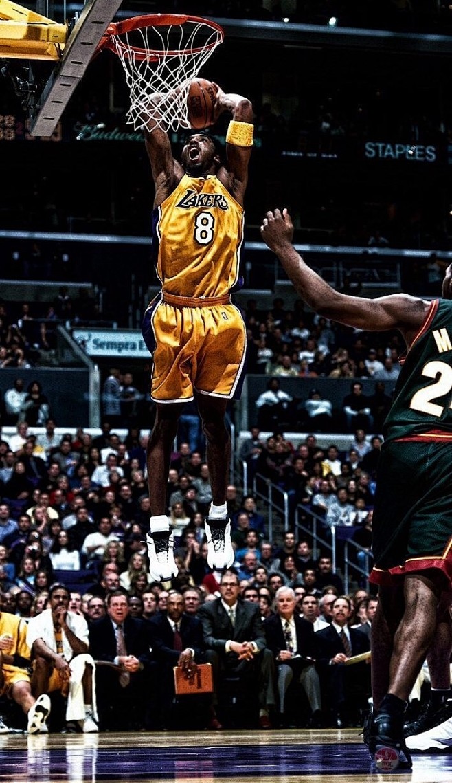 杜普兰蒂斯、特博戈两名巴黎奥运会金牌得主为摩纳哥vs巴黎开球（巴黎奥运金牌得主杜普兰蒂斯、特博戈为摩纳哥对巴黎比赛开球）