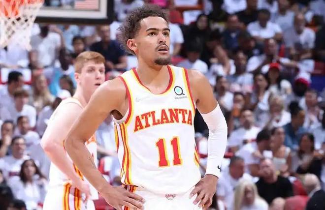 这画面太搞笑！申京快攻传球失误 随后一脸懊悔抱头（笑点拉满！申京快攻传球失手，下一秒抱头自责）