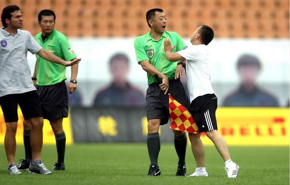 如何提升足球场上的无球跑动？（球场无球跑动提升指南）