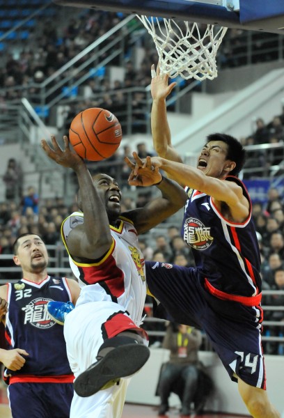 手感火热！字母哥半场10中8得到18分5篮板&次节12分（状态爆棚！字母哥半场10投8中轰下18分5板，次节独揽12分）